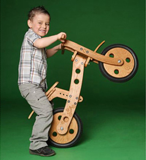 Photo d'un enfant qui s'amuse avec son vélo d'apprentissage