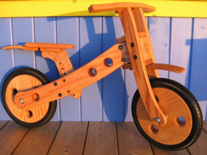 Photo du vélo d'apprentissage SouriaVélo sur une gallerie de bois